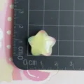 Dettaglio ciondolo stella in resina, finitura perlata sfumata, perfetto per zoccoli e fai da te. - Pentagramma / Gradiente perlato
