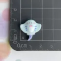 Süßer Harz Stechrochen Anhänger Mini Meer Tier Cabochon für DIY Handyhülle Haarnadel - Blauer Manta mit Fliege