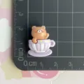 Süßer brauner Bär in Teetasse Harz Cabochon für DIY Handyhülle Haarklammer Schmuckzubehör - Lila Kaffeetasse Mit Braunem Bär