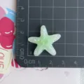 Détail de pendentif étoile en résine brillante, accessoire pour bijoux et loisirs créatifs. - Étoile De Mer Dégradée À Paillettes Verte
