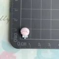 Mini cabochon in resina rosa simpatico cartone animato ciondolo dettaglio su griglia - Lecca Lecca Con Tappo Al Latte Rosa - Mini