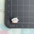 Primo piano ciondolo casetta in resina, cabochon rosa in miniatura per fermagli per capelli fai da te. - Casa Con Fiocco Rosa Blu - Mini