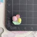 Vista detallada de dije miniatura de tulipán de resina, ideal para pinzas de cabello DIY. - Mini Tulipán Tricolor
