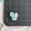 Mini flor de resina transparente accesorio de manualidades detalle en esterilla de rejilla - Mini Calas Azules