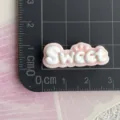 Ciondolo in resina con lettera sweet per forcine fai da te e custodia telefono dettaglio - Piastra di Lettere Sweet Bianco Rosa