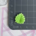 Detalle de dijes de resina de hoja verde con escala y textura para manualidades DIY. - Hoja de Parra Verde Claro