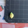Miniatura resina giallo limone ciondolo per nail art e fai da te decorazione forcina. - Stile Limone