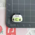 Dettaglio ciondolo fotocamera panda in resina, simpatico accessorio fai da te per bijoux. - Fotocamera Panda Bianco Verde / Mini