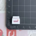 Mini Harz Brot Karton Anhänger Nahaufnahme, zeigt detailliertes Design auf Rastermatte. - 3D Weiße Brottüte / Mini