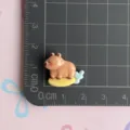 Joli cabochon en résine capybara dessin animé pour coque de téléphone et bijoux DIY. - Capybara Surfant / Mini
