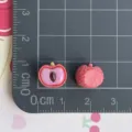 Primo piano dettagliato di ciondoli di frutta in resina in miniatura su tappetino per fai da te. - Litchi (07)
