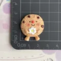 Hars schattige koekje cabochon met wit bloem detail, ideaal voor DIY telefoonhoesje accessoires. - Set van 6