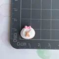Mini charm bavoir ours en resine pour pinces a cheveux DIY accessoires detail vue - Bavoir Ours en Dentelle (Mini) / Rose