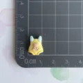 Détail du charm barboteuse bébé en résine, mini accessoire DIY pour cheveux et loisirs créatifs. - Grenouillère Ours (Mini) / Jaune