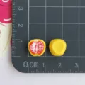 Cabochon di frutta d'arancia in resina in miniatura che mostrano le dimensioni sul tappetino. - Pompelmo Rosso (03)