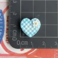 Blauer karierter Herz-Harz-Anhänger mit kleiner weißer Blume für DIY-Schmuck und Haarnadeln. - 1 Stück/Packung / Mini Blaues Gitter Herz