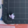 Vista dettagliata del ciondolo melanzana in resina, piccolo cabochon di verdura per nail art. - Stile Melanzana