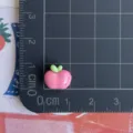 Dettaglio charm mela in resina con griglia di misura per accessori nail art fai da te - Stile Mela