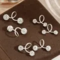 Vista detallada de pendientes en forma de S plateados con brillantes esferas de circonita. - Diseño de Tornillo Espiral (ED090) / Par de 3MM / Plata