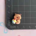 Charm en résine animal aquatique mignon dessin animé DIY pour étui de téléphone et pince - Capybara Tenant un Ballon d'Eau / Mini
