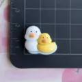 Detalle del tamaño del dije de pato de resina para funda de teléfono y pinza. - Blanco Amarillo Dos Patos