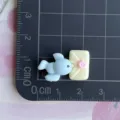 Abalorio de resina sobre pájaro azul accesorio de manualidades DIY para pinza pelo. - Golondrina con Sobre