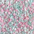 Gros plan de paillettes en argile polymère nuage rose, bleu et blanc pour loisirs créatifs. - Style Nuage Multicolore