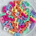 Cuentas de numeros perforados acrilico numeros arabes espaciadores para dijes de telefono DIY - Estilo de Número Multicolor (1)