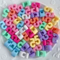 Cuentas de números acrílicos con agujeros para joyería DIY, cadenas de teléfono y dijes bonitos. - Estilo de Número Multicolor (5)