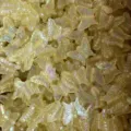 Nahaufnahme durchsichtiger gelber Schmetterlingsperlen aus Harz für DIY-Bastelarbeiten. - Mini Schmetterling Mit Loch / 1 Stück / Gelb