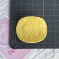 Vue détaillée du cabochon en résine, accessoire de bricolage pour pince et coque. - Frites Jaunes