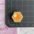 Colgante de galleta de panal de resina con huevo para funda de teléfono DIY. - Pastel de flores hexagonal / 1 Pieza/Paquete