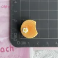 Primer plano detalle de accesorio de resina galleta huevo amarillo para funda de telefono DIY. - Pastel mordido redondo / 1 Pieza/Paquete