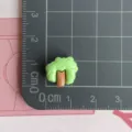 Mini ciondolo albero in resina pianta verde cabochon per custodia cellulare gioiello. - Mini Pino Ondulato