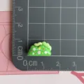Charm collina erba verde in resina miniatura fiore retro piatto dettaglio per custodia telefono. - Mini Cespuglio a Cinque Fiori