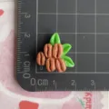 Détail de breloque feuille verte de noix de simulation en résine, parfait pour étui de téléphone DIY. - Cerneau de Pacane