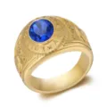 Detaillierte Makroansicht eines goldenen Soldatenrings mit facettiertem blauem Edelstein - Gold und Blau
