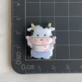 Leuke schattige koe hars flatback bedel voor DIY telefoonhoesje en haarklem decoratie - 1 Stuk / Koe in Blauwe Jurk