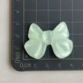 Grande fiocco in resina trasparente con glitter per accessori capelli e cover per cellulare. - Verde