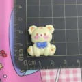 Dettaglio ciondolo orsetto in resina con righello, simpatico accessorio fai da te per custodia. - Orso Beige con Fiocco Blu