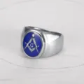 Detailed macro view of a men's silver Freemasonry ring with blue enamel and G symbol - Size 7 / Steel-Blue