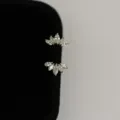Delicados pendientes de botón corona circonita plata S925, detalle de joyería minimalista en abanico. - Plata 925 / Chapado en oro 18K