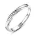 Detalle en primer plano de anillo de pareja de plata con diseño retorcido y piedras brillantes. - Estilo Diamante de Imitación Torsado / Abierto Ajustable / Estilo de Mujer