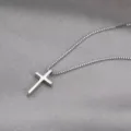 S925 Sterlingsilber glatter Kreuz Anhänger Halskette filigrane Detail Nahaufnahme - 925er Silber / Weißgold