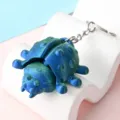 Gedetailleerd overzicht 3D geprinte scharnierende kever sleutelhanger groen blauw. - Groen