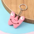 Vue détaillée du porte-clés animal lettre rose, charmant accessoire pour sac et voiture. - Lettre W
