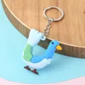 Vue de détail rapproché du mignon porte-clés alphabet animal pigeon, charmant accessoire. - Lettre U