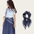 Detailansicht des vintage dunkelblauen Seidenschals als eleganter Taillenaccessoire. - Marine Zebra Streifen Schal Gürtel / 70cm
