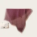 Gros plan d'un carré de soie rétro à pois, idéal pour styliser chemises ou sacs. - 70cm / Bordeaux