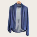 Detailansicht des blauen Eisseide Strickjacken Schals, leichtes Fledermausärmel Sonnenschutz Top. - Oberteile / 160cm / Marineblau